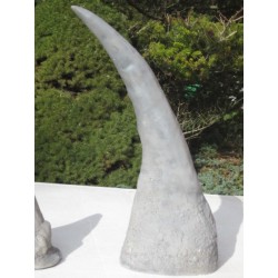 réplique grande corne de rhinocéros en ciment  plâtre