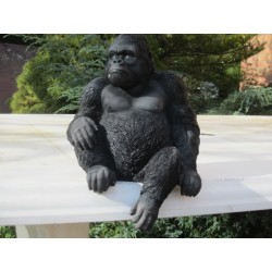 gorille assis  en  resine